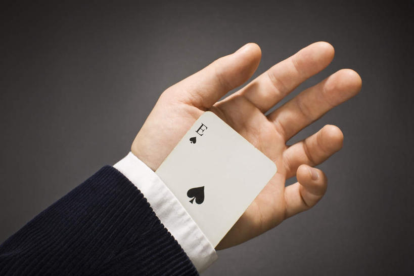 西方人,手,一个人,魔术师,横图,室内,特写,白天,正面,游戏,赌博,贪欲,竞争,纸牌,玩具,扑克,欧洲,欧洲人,仅一个男性,仅一个人,灰色背景,英文,标志,文字,字符,字母,玩,娱乐,标识,刺激,仅一个年轻男性,休闲,手部,遮,遮掩,创意,摄影,影棚,活动,牌,英文字母,魔术,袖子,掩盖,遮挡,变戏法,发泄,消遣,智力,赌具,特效,黑桃,藏,创新,遮盖,投机,侥幸,欲望,宣泄,掩饰,男人,男性,年轻男性,白种人,魔术大师,玩耍,嬉戏,半身,彩图,影棚拍摄,西服,拍摄,胜负,输赢