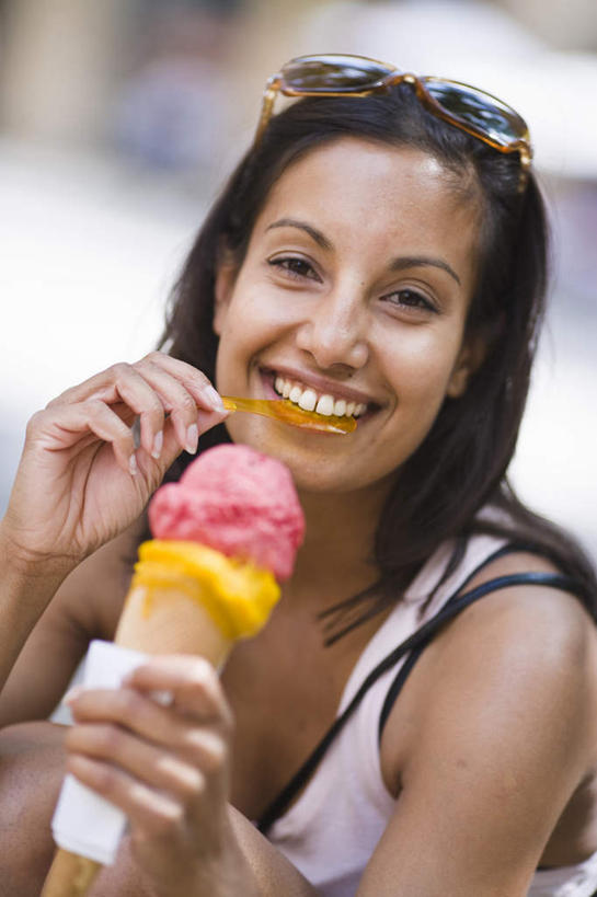 西方人,头发,一个人,举,笑,微笑,露齿笑,竖图,室外,特写,白天,正面,旅游,度假,欧洲,欧洲人,仅一个年轻女性,仅一个女性,仅一个人,一把,握,咬,朦胧,模糊,背心,墨镜,眼镜,勺子,塑料,双层,冰激凌,清凉,注视,娱乐,白色,黑色,塑料制品,太阳镜,太阳眼镜,调羹,汤匙,冷饮,观察,看,托,享受,休闲,舒服,遮阳镜,冰淇淋,放松,握着,观看,解暑,咬着,察看,关注,解渴,肩带,雪糕,舒爽,冰糕,消暑,年轻女性,女人,女性,白种人,举起,举手,举着,向上举,向上伸,向上托,半身,彩图