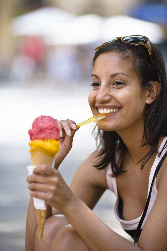 西方人,头发,一个人,举,笑,微笑,露齿笑,竖图,室外,特写,白天,正面,旅游,度假,欧洲,欧洲人,仅一个年轻女性,仅一个女性,仅一个人,一把,握,咬,朦胧,模糊,背心,墨镜,眼镜,勺子,塑料,双层,冰激凌,清凉,注视,娱乐,白色,黑色,塑料制品,太阳镜,太阳眼镜,调羹,汤匙,冷饮,观察,看,托,享受,休闲,舒服,遮阳镜,冰淇淋,放松,握着,观看,解暑,咬着,察看,关注,解渴,肩带,雪糕,舒爽,冰糕,消暑,年轻女性,女人,女性,白种人,举起,举手,举着,向上举,向上伸,向上托,半身,彩图