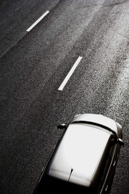 无人,竖图,俯视,黑白,室外,白天,道路,路,指示牌,公路,汽车,标志,文字,交通,标识,车,交通工具,轿车,驾驶,行驶,操纵,控制,载具,操控,把持,马路,高角度拍摄