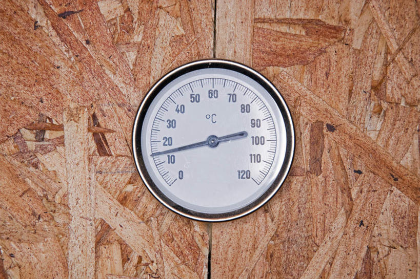 无人,横图,室内,特写,白天,正面,静物,吊挂,悬挂,缝隙,裂缝,测量,木制,圆形,数字,图案,温度计,刻度,墙,指针,挂,墙壁,墙面,一个,木制品,单个,漏洞,彩图