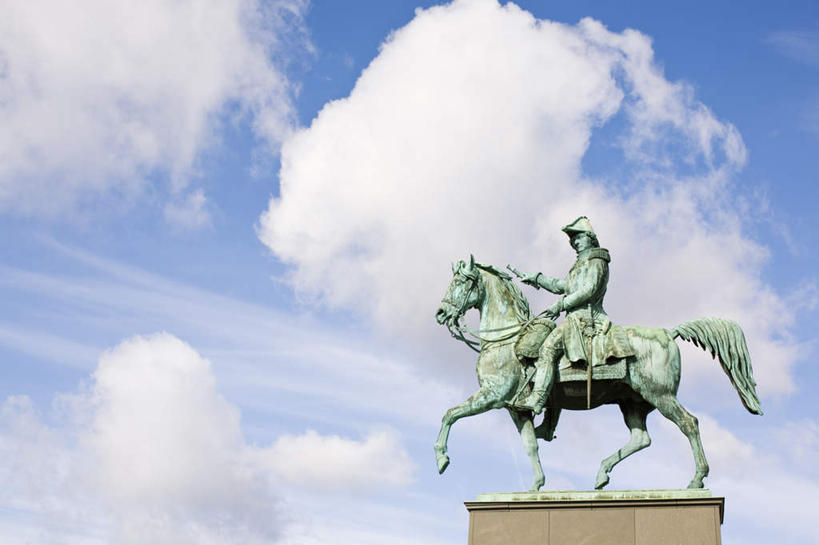 无人,横图,室外,白天,侧面,旅游,度假,名胜古迹,标志建筑,地标,建筑,马,雕塑,瑞典,欧洲,遗迹,艺术,装饰,雕刻,雕像,云,云朵,指挥,云彩,古迹,历史,文物,娱乐,建设,古建筑,蓝色,白云,蓝天,天空,工艺品,天,享受,休闲,旅游胜地,放松,战争,纪念,美术,领导,国王,斯德哥尔摩,主题,带领,战斗,陈列,古文明,功能,美学,战役,彩图