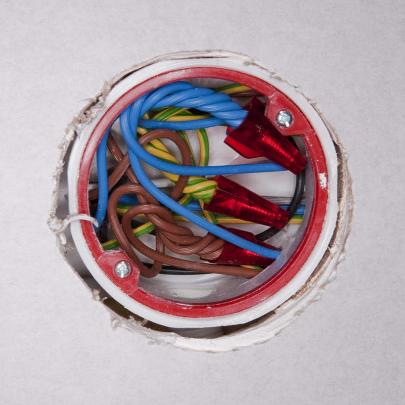 无人,竖图,室内,白天,正面,建筑业,建筑,许多,连接,组合,环绕,缠绕,电力,电线,环,线,塑料,墙,洞,电能,线路,墙壁,墙面,红色,塑料制品,洞穴,电,链接,电源,电源线,固定,五金,紧固,拼接,拼凑,能量,纠缠,修建,穴,拼合,凑集,聚合,撮合,链结,牢固,改锥,修筑,彩图