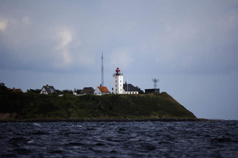 无人,家,横图,室外,白天,正面,旅游,度假,海浪,海洋,名胜古迹,暴风雨,暴雨,大暴雨,标志建筑,地标,建筑,遗迹,电力,钢材,电缆,电线,支架,房屋,屋子,浪花,云,云朵,建筑群,灯塔,古迹,文物,娱乐,电塔,建设,古建筑,楼房,住宅,天空,海水,山崖,天,享受,休闲,旅游胜地,放松,能源,支撑,资源,供电设备,修建,海景,古文明,高压电塔,高压输电线,高压电线塔,高压塔,修筑,大海,风浪,海,海水的波动,近岸浪,涌浪,彩图,房子