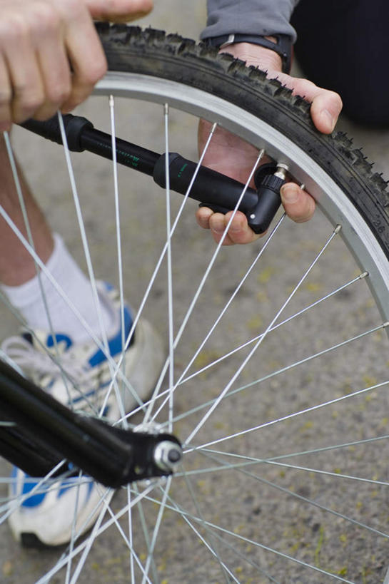 手,捏,竖图,俯视,室外,特写,白天,运动鞋,锻炼,运动,自行车,连接,组合,时间,时钟,手表,捏着,计时,车,脚踏车,一个,黑色,钟表,交通工具,按,手部,橡胶,表,打气筒,打气,充气,链接,气孔,腕表,固定,五金,紧固,拼接,载具,拼凑,拼合,凑集,聚合,撮合,链结,牢固,改锥,体育,钟,半身,彩图,高角度拍摄,健身