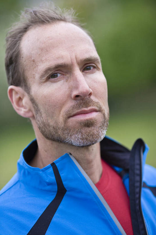 西方人,脸,头,脸颊,胡须,头发,一个人,站,竖图,室外,特写,白天,正面,树林,植物,欧洲,欧洲人,仅一个男性,仅一个人,仅一个中年男性,服装,朦胧,模糊,造型,褐色,注视,休闲装,漂亮,野外,树,树木,衣服,蓝色,绿色,自然,观察,看,站着,休闲,休闲服,服饰,生长,成长,观看,察看,关注,男人,男性,中年男性,白种人,头部,胡子,络腮胡,脸部,脸蛋,面部,站立,半身,彩图,俊秀,英俊