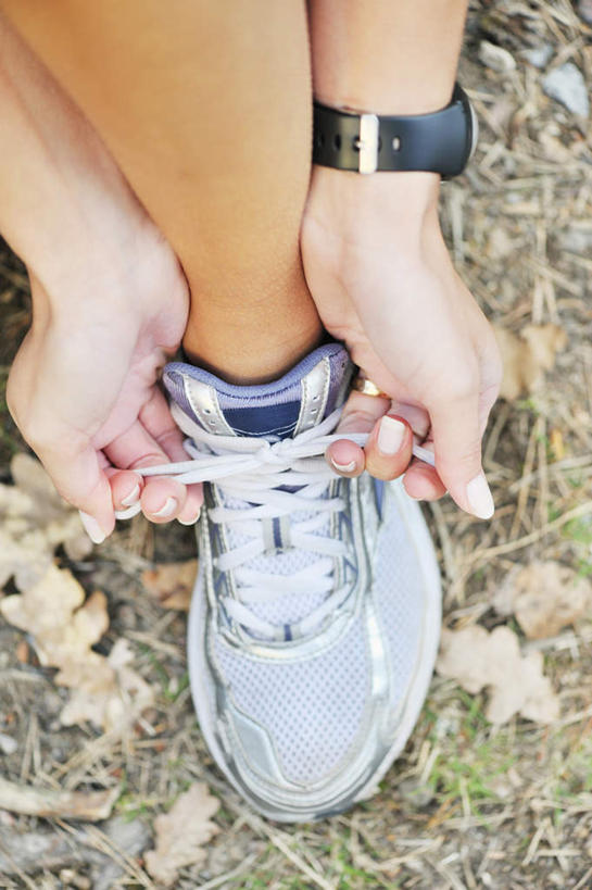 手,腿部,脚,脚趾,脚后跟,脚背,踝,腿,一个人,拉,竖图,俯视,室外,特写,白天,运动鞋,草地,草坪,植物,鞋子,叶子,仅一个年轻女性,仅一个女性,仅一个人,阴影,时间,光线,时钟,手表,鞋带,影子,地,土地,枯叶,落叶,计时,草,绿色,阳光,钟表,手部,抓,表,打结,绳结,腕表,抓住,年轻女性,女人,女性,脚底,叶,叶片,钟,半身,彩图,高角度拍摄