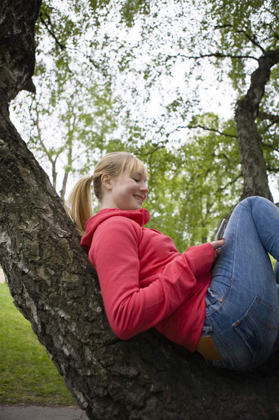西方人,头发,一个人,躺,举,笑,打电话,微笑,露齿笑,竖图,室外,白天,仰视,草地,草坪,植物,电话,手机,欧洲,欧洲人,仅一个年轻女性,仅一个女性,仅一个人,许多,握,服装,云,云朵,拿,拿着,注视,休闲装,通讯设备,草,树,树干,树木,衣服,黄色,红色,绿色,天空,自然,天,观察,看,托,休闲,休闲服,握着,服饰,生长,成长,观看,察看,关注,蜷曲,卧着,交流,年轻女性,女人,女性,白种人,沟通,举起,举手,举着,躺着,通话,卧,向上举,向上伸,向上托,半身,彩图,低角度拍摄