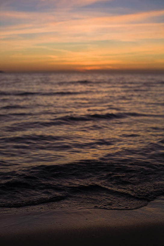 无人,竖图,室外,特写,白天,正面,旅游,度假,草地,草坪,海浪,海洋,美景,日落,植物,朦胧,模糊,反射,岸边,景观,浪花,晚霞,霞光,云,云朵,地面,娱乐,草,绿色,天空,自然,海水,黄昏,天,享受,休闲,景色,彩霞,放松,自然风光,海景,大海,风浪,海,海水的波动,近岸浪,涌浪,夕阳,彩图