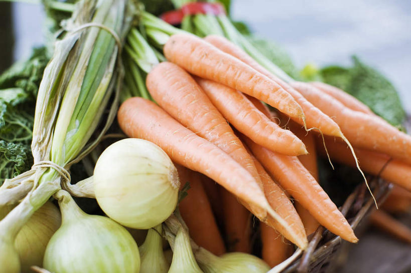 无人,横图,俯视,室外,特写,白天,烹饪,桌面,萝卜,胡萝卜,蔬菜,静物,一把,一堆,阴影,堆叠,堆积,新鲜,光线,影子,葱,青葱,料理,食品,营养,食材,食物,阳光,有机食品,绿色食品,堆,捆绑,养分,红萝卜,甘荀,烹调,彩图,高角度拍摄