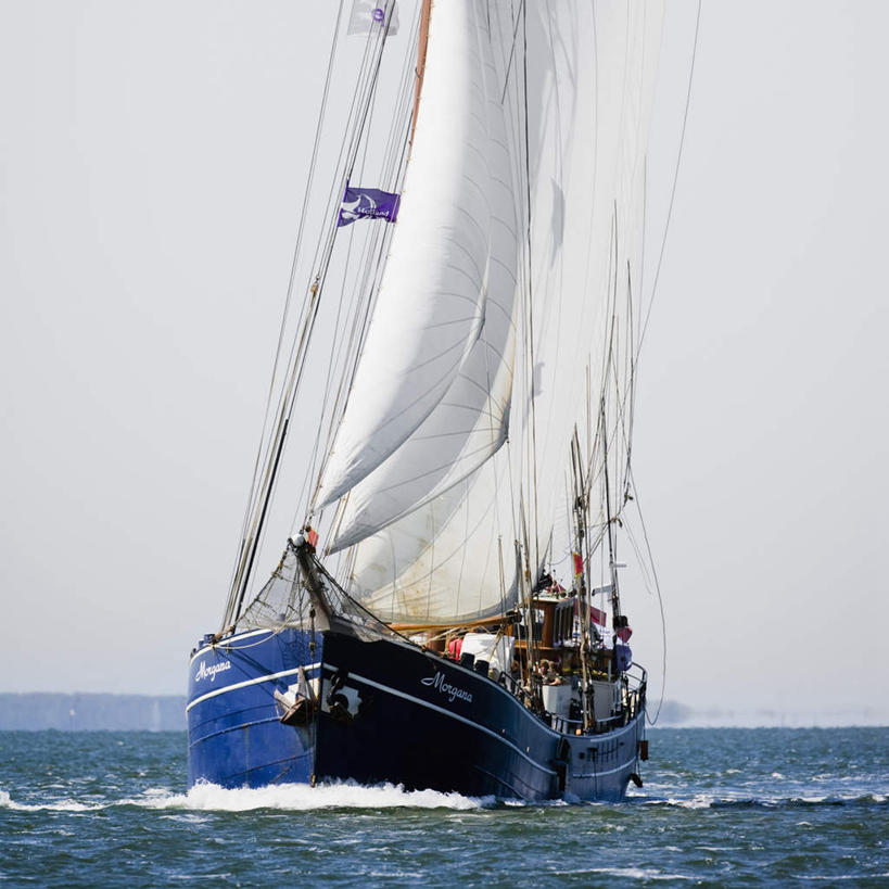 帆船,无人,竖图,室外,白天,正面,旅游,度假,海浪,海洋,船,一艘,许多,英文,标志,文字,字符,字母,地平线,浪花,水平线,辽阔,地面,交通,海平线,娱乐,标识,蓝色,白色,天空,海水,绳子,交通工具,天,驾驶,行驶,享受,休闲,帆,放松,运输,英文字母,一望无际,绳索,操纵,控制,航行,载具,延伸,海景,操控,天地相交,把持,大海,风浪,海,海水的波动,近岸浪,涌浪,彩图