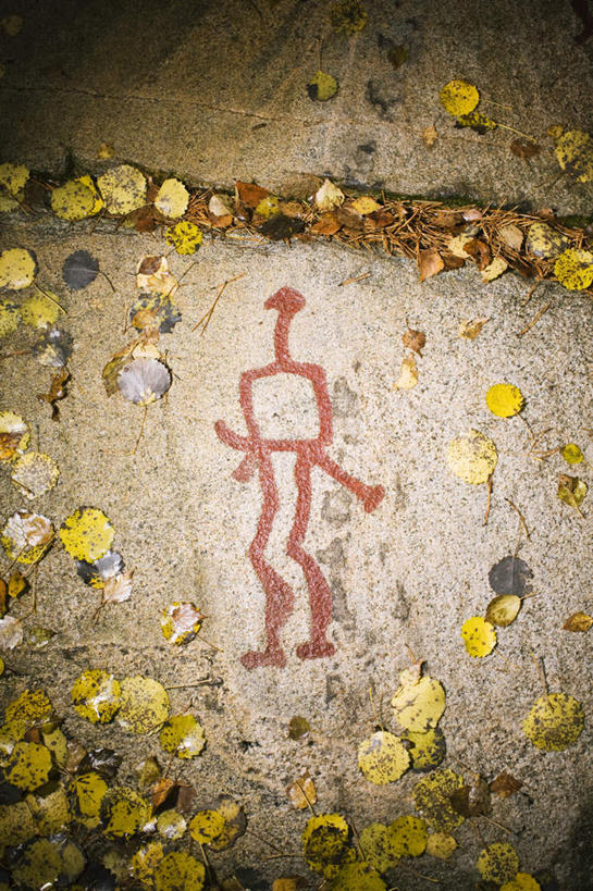 无人,站,投,竖图,俯视,室外,白天,旅游,度假,石头,叶子,瑞典,阴影,花纹,古老,遗迹,光线,标志,雕刻,符号,石子,图案,文字,影子,字符,字母,地,枯叶,落叶,地面,娱乐,标识,红色,阳光,站着,享受,休闲,放松,象形,斑纹,雕镂,雕琢,镌刻,叶,叶片,石块,岩石,抛,扔,站立,掷,彩图,高角度拍摄