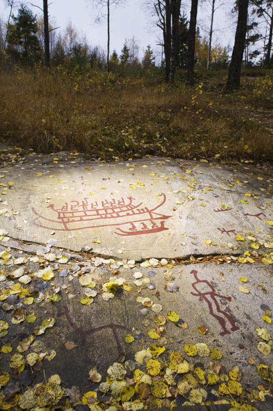 无人,站,投,竖图,俯视,室外,白天,旅游,度假,草地,草坪,石头,树林,植物,船,叶子,瑞典,阴影,花纹,古老,遗迹,光线,标志,雕刻,符号,石子,图案,文字,影子,字符,字母,地,木船,枯叶,落叶,地面,许多人,娱乐,标识,草,树,树木,红色,绿色,阳光,自然,交通工具,驾驶,行驶,站着,享受,休闲,放松,生长,成长,操纵,控制,航行,舟,象形,载具,斑纹,操控,把持,雕镂,雕琢,镌刻,叶,叶片,石块,岩石,抛,扔,站立,掷,彩图,高角度拍摄