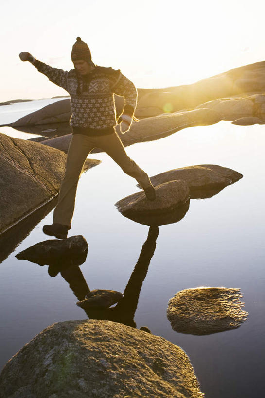 西方人,一个人,走,举,竖图,室内,白天,侧面,毛衣,旅游,度假,湖,湖泊,礁石,石头,水,太阳,帽子,欧洲,欧洲人,仅一个男性,仅一个人,仅一个中年男性,跨步,握,阴影,光线,石子,影子,地,湖面,水流,水面,云,云朵,地面,注视,跨,娱乐,鼓励,踩,天空,阳光,手套,湖水,天,踩着,低头,观察,加油,看,手势,托,握拳,享受,休闲,放松,打气,握着,观看,察看,关注,鼓舞,编织帽,男人,男性,中年男性,白种人,礁,石块,岩石,步行,举起,举手,举着,散步,向上举,向上伸,向上托,走路,彩图,全身,绒衣,套衫,套头毛衣,线衣