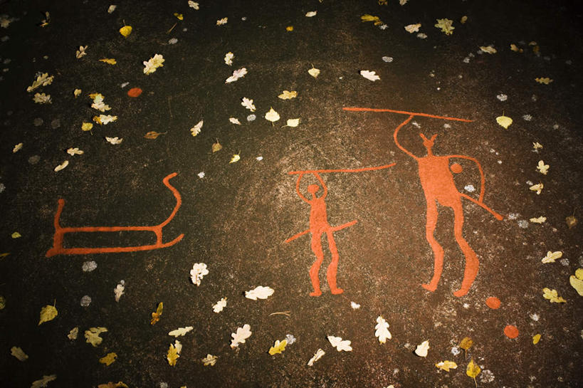 无人,站,投,横图,俯视,室外,白天,旅游,度假,竞争,石头,叶子,瑞典,对抗,阴影,花纹,古老,遗迹,冲突,光线,标志,雕刻,符号,石子,图案,文字,影子,字符,字母,地,枯叶,落叶,地面,破坏,娱乐,标识,红色,阳光,站着,享受,休闲,武器,放松,战争,损坏,攻击,威胁,象形,对立,矛盾,兵器,斑纹,防御,战斗,敌对,挫败,斗争,抗拒,抗衡,杀伤,威慑,战役,雕镂,雕琢,镌刻,危险,叶,叶片,石块,岩石,抛,扔,站立,掷,彩图,高角度拍摄