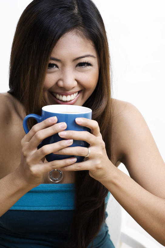 咖啡,东方人,头发,一个人,举,笑,微笑,露齿笑,竖图,室内,白天,白色背景,正面,爱情,植物,豆,杯子,项链,亚洲,仅一个年轻女性,仅一个女性,仅一个人,握,服装,瓷器,豆类,豆子,咖啡杯,陶瓷制品,浪漫,拿,拿着,注视,休闲装,黄种人,黄金,装饰品,一个,衣服,蓝色,黑色,戒指,饰品,首饰,咖啡豆,观察,看,托,休闲,休闲服,金色,恩爱,握着,摄影,服饰,影棚,观看,露肩,信物,察看,权利,镀金,关注,瓷杯,豆科,咖啡因,手饰,年轻女性,女人,女性,亚洲人,长发,举起,举手,举着,向上举,向上伸,向上托,半身,彩图,影棚拍摄,拍摄