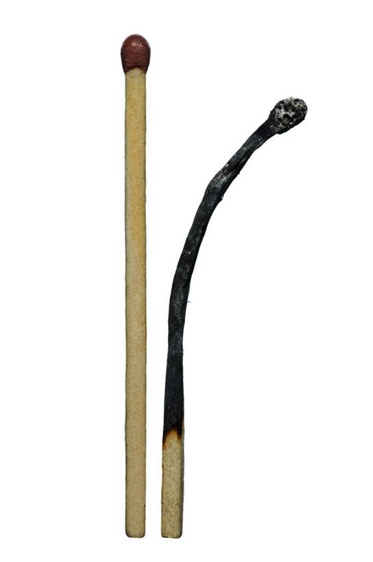 无人,竖图,室内,特写,白天,白色背景,正面,静物,两根,完整,火柴,摄影,影棚,洋火,销毁,火柴梗,取火工具,烧毁,彩图,影棚拍摄,拍摄