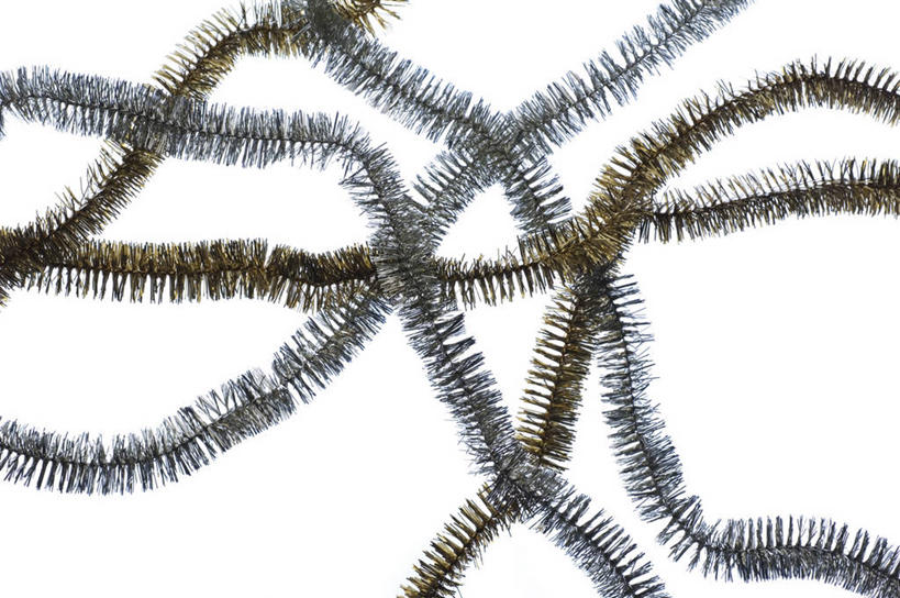 无人,横图,俯视,室内,特写,白天,白色背景,静物,圣诞节,节日,庆祝,装饰,文化,彩带,庆典,摄影,影棚,纪念,华丽,修饰,点缀,彩条,衬托,美观,雅致,雅观,毛条,七彩毛条,装饰彩带,彩图,高角度拍摄,影棚拍摄,拍摄