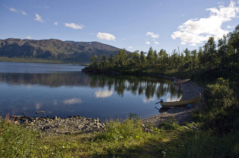 无人,横图,室外,白天,正面,旅游,度假,草地,草坪,湖,湖泊,美景,山,山脉,水,植物,船,地,湖面,景观,泥土,山峰,水流,水面,云,云朵,木船,地面,山峦,云彩,娱乐,草,蓝色,绿色,白云,蓝天,天空,自然,交通工具,湖水,群山,天,享受,休闲,景色,放松,舟,停泊,自然风光,载具,彩图