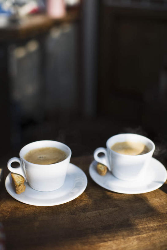 点心,无人,竖图,俯视,室外,特写,白天,烹饪,下午茶,西餐,餐桌,桌面,桌子,杯子,餐具,阴影,朦胧,模糊,光线,瓷器,碟子,木纹,盘,影子,陶瓷,奶茶,料理,食品,甜点,甜品,咖啡杯,陶瓷制品,菜肴,美食,食物,糕点,两个,阳光,盘子,碟,饼干,甜食,零食,西式,佳肴,餐台,瓷杯,装饰饼干,彩图,高角度拍摄