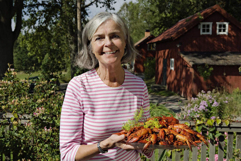 龙虾,西方人,头发,一个人,家,站,捧,笑,微笑,露齿笑,横图,室外,白天,正面,植物,窗户,欧洲,欧洲人,仅一个女性,仅一个人,许多,阴影,条纹,服装,光线,影子,房屋,屋子,虾,注视,休闲装,楼房,玻璃窗,住宅,树,树木,衣服,绿色,天空,阳光,自然,耳环,天,观察,看,站着,休闲,休闲服,服饰,仅一个老年女性,生长,成长,观看,灌木,灰白,察看,关注,两幢,耳饰,老年女性,女人,女性,白种人,端,端着,捧着,手捧,站立,半身,彩图,房子