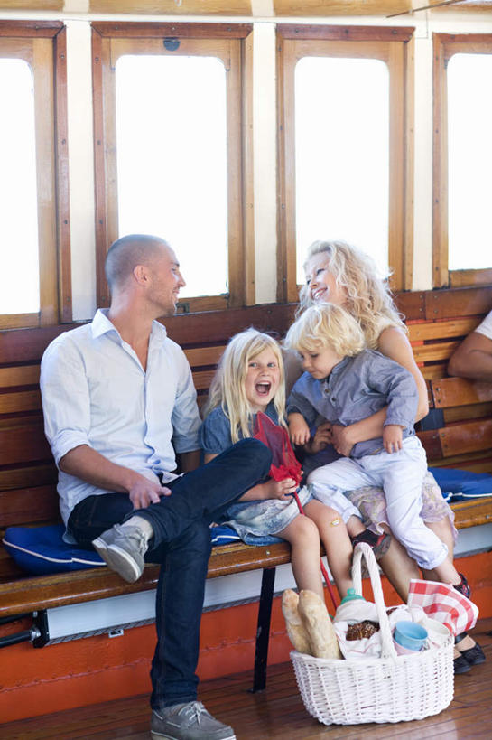 西方人,儿童,四个人,家庭,夫妻,母亲,父亲,女儿,儿子,坐,举,抱,笑,微笑,露齿笑,竖图,室内,白天,正面,爱情,旅游,度假,窗户,椅子,玻璃,欧洲,欧洲人,一排,握,阴影,竹制,服装,整齐,光线,篮子,影子,木椅,网兜,浪漫,拿,拿着,扭头,注视,休闲装,娱乐,翘腿,玻璃窗,玻璃制品,排列,一个,小孩,衣服,红色,阳光,低头,观察,看,托,转头,享受,休闲,温暖,温馨,父女,父子,母女,母子,一家人,休闲服,恩爱,放松,父爱,母爱,握着,恋人,服饰,抱着,观看,和睦,察看,竹制品,搂着,队列,关注,船舱,四扇,男孩,男人,男性,年轻男性,年轻女性,女孩,女人,女性,白种人,孩子,年轻人,夫妇,情侣,怀抱,举起,举手,举着,搂,搂抱,抬头,相抱,向上举,向上伸,向上托,仰头,拥抱,坐着,彩图,全身,伴侣,融洽,男生,女生