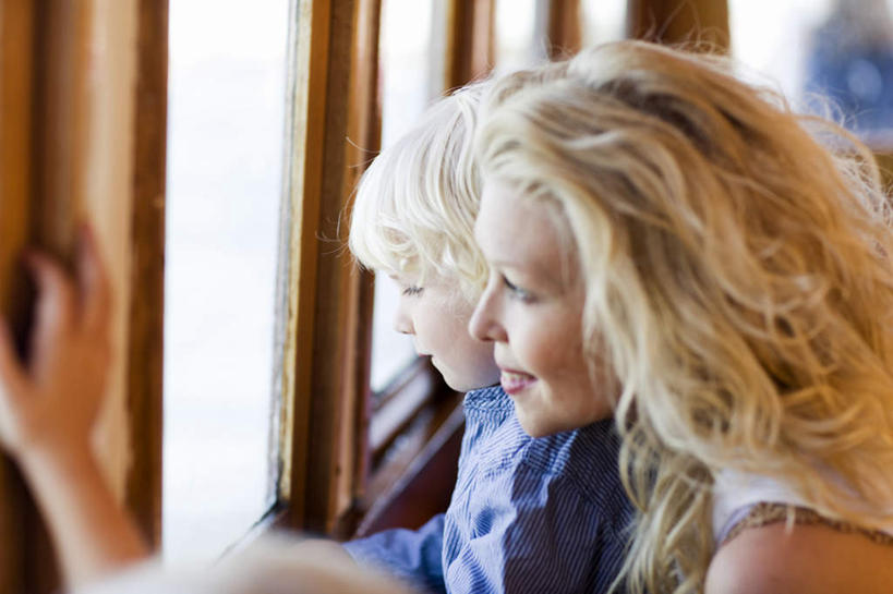 西方人,儿童,一个人,两个人,母亲,儿子,抱,笑,微笑,露齿笑,横图,室内,特写,白天,侧面,窗户,欧洲,欧洲人,仅一个男性,仅一个年轻女性,仅一个女性,仅一个人,一排,阴影,服装,朦胧,模糊,整齐,光线,影子,注视,休闲装,玻璃窗,排列,小孩,衣服,阳光,观察,看,仅一个小孩,休闲,母子,休闲服,母爱,服饰,抱着,观看,察看,搂着,队列,关注,船舱,四扇,男孩,男人,男性,年轻女性,女人,女性,白种人,孩子,脸部,怀抱,搂,搂抱,相抱,拥抱,半身,彩图,男生