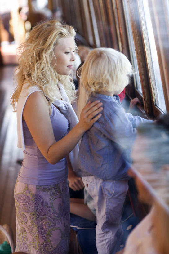 西方人,儿童,一个人,两个人,母亲,儿子,站,抱,笑,微笑,露齿笑,竖图,室内,特写,白天,侧面,窗户,欧洲,欧洲人,仅一个男性,仅一个年轻女性,仅一个女性,仅一个人,一排,阴影,服装,朦胧,模糊,整齐,光线,影子,注视,休闲装,玻璃窗,排列,小孩,衣服,阳光,观察,看,站着,仅一个小孩,休闲,母子,休闲服,母爱,服饰,抱着,观看,察看,搂着,队列,关注,船舱,四扇,男孩,男人,男性,年轻女性,女人,女性,白种人,孩子,脸部,怀抱,搂,搂抱,相抱,拥抱,站立,半身,彩图,男生