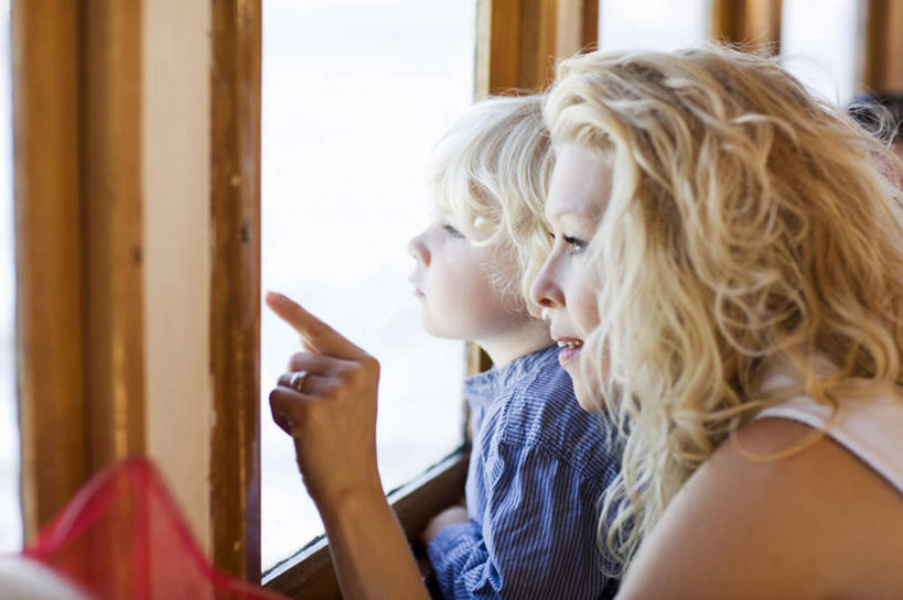 西方人,儿童,一个人,两个人,母亲,儿子,站,抱,笑,微笑,露齿笑,横图,室内,特写,白天,侧面,窗户,欧洲,欧洲人,仅一个男性,仅一个年轻女性,仅一个女性,仅一个人,一排,指,阴影,服装,朦胧,模糊,整齐,光线,影子,注视,休闲装,玻璃窗,排列,小孩,衣服,阳光,观察,看,站着,仅一个小孩,休闲,母子,手指,休闲服,母爱,服饰,抱着,观看,察看,搂着,队列,关注,船舱,四扇,男孩,男人,男性,年轻女性,女人,女性,白种人,孩子,脸部,怀抱,搂,搂抱,相抱,拥抱,站立,半身,彩图,男生