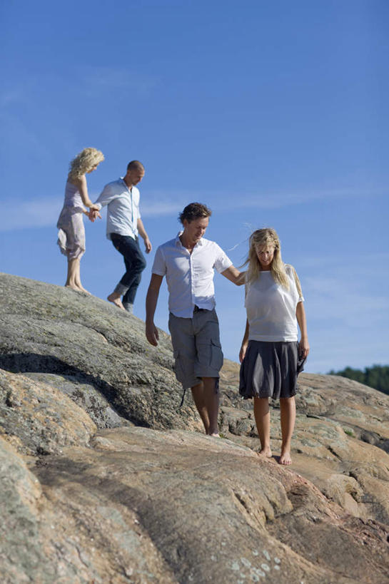 西方人,四个人,伙伴,朋友,站,走,握手,笑,摸,说,微笑,露齿笑,竖图,室外,白天,仰视,旅游,度假,讨论,友谊,礁石,石头,欧洲,欧洲人,抚摸,阴影,服装,光线,墨镜,石子,眼镜,影子,海边,云,云朵,云彩,注视,休闲装,娱乐,衣服,蓝色,白云,蓝天,天空,阳光,太阳镜,太阳眼镜,天,扶,观察,看,站着,享受,休闲,休闲服,遮阳镜,放松,小心,服饰,观看,察看,扶着,关注,两幅,谨慎,慎重,交流,友情,男人,男性,年轻男性,年轻女性,女人,女性,白种人,礁,石块,岩石,步行,搀手,触摸,沟通,讲话,交谈,接触,拉手,散步,商讨,手拉手,手握手,说话,谈话,站立,走路,彩图,低角度拍摄,全身