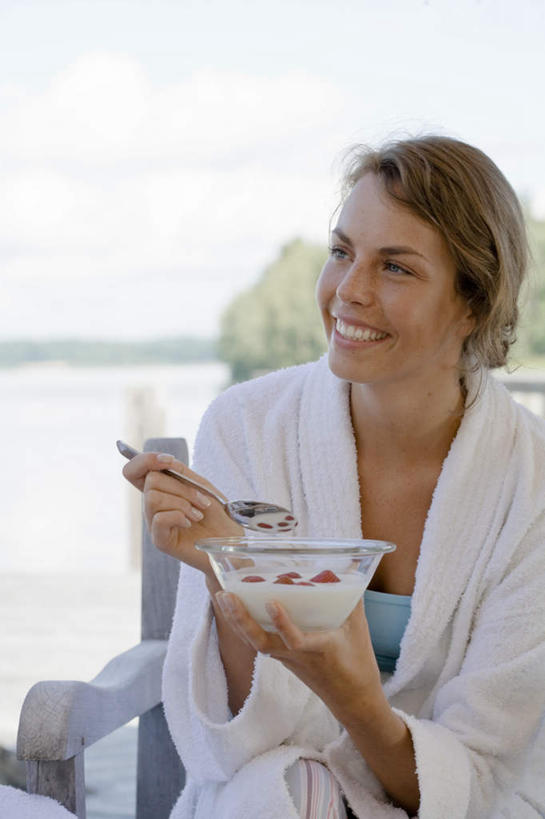 牛奶,西方人,一个人,坐,举,笑,微笑,露齿笑,竖图,俯视,室外,特写,白天,浴袍,旅游,度假,树林,植物,草莓,浆果,水果,椅子,玻璃,金属制品,欧洲,欧洲人,仅一个年轻女性,仅一个女性,仅一个人,五个,一把,许多,浸泡,握,朦胧,模糊,新鲜,金属,勺子,木椅,云,云朵,生食,食品,果实,饮品,营养,拿,云彩,拿着,注视,娱乐,玻璃制品,树,树木,食物,饮料,一个,蓝色,绿色,白云,蓝天,天空,自然,调羹,汤匙,碗,天,观察,看,托,享受,休闲,放松,握着,有机食品,绿色食品,生长,单个,成长,观看,察看,乳制品,奶,关注,安神,年轻女性,女人,女性,白种人,洋莓,水果皇后,红莓,地莓,举起,举手,举着,向上举,向上伸,向上托,坐着,半身,彩图,高角度拍摄,汤帷子,浴衣