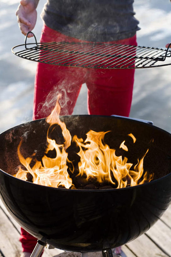 西方人,一个人,码头,站,竖图,俯视,室外,特写,白天,烧烤,热情,湖,湖泊,水,火,欧洲,欧洲人,仅一个男性,仅一个人,握,阴影,波纹,服装,光线,火焰,影子,湖面,水流,水面,烤架,烤肉,燃烧,拿,炭,拿着,休闲装,仅一个年轻男性,衣服,水纹,阳光,波浪,湖水,站着,休闲,休闲服,铁架,提,握着,服饰,提着,船埠,男人,男性,年轻男性,白种人,站立,半身,彩图,高角度拍摄