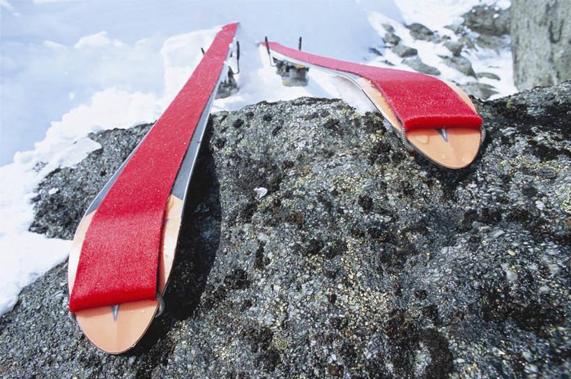 无人,横图,俯视,室外,特写,白天,石头,雪,大雪,石子,积雪,雪景,冬季,冬天,运动器械,红色,健身器械,寒冷,滑雪板,健身器材,滑雪装备,严寒,石块,岩石,彩图,高角度拍摄,运动器材