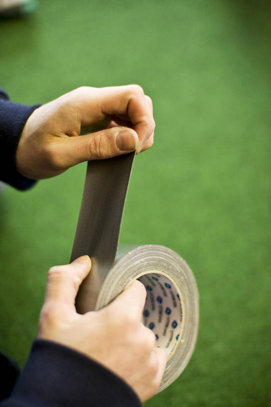 西方人,手,一个人,竖图,室外,特写,白天,正面,安全,桌面,桌子,欧洲,欧洲人,双手,仅一个男性,仅一个人,仅一个中年男性,握,服装,木制,防护,拿,拿着,休闲装,一个,衣服,绿色,黑色,木制品,休闲,手部,休闲服,握着,服饰,单个,保护,保险,胶布,保全,周全,安稳,安定,黏胶,防潮,耐磨,聚氯乙烯,平安,男人,男性,中年男性,白种人,半身,彩图,耐酸碱,电工胶布,绝缘胶带