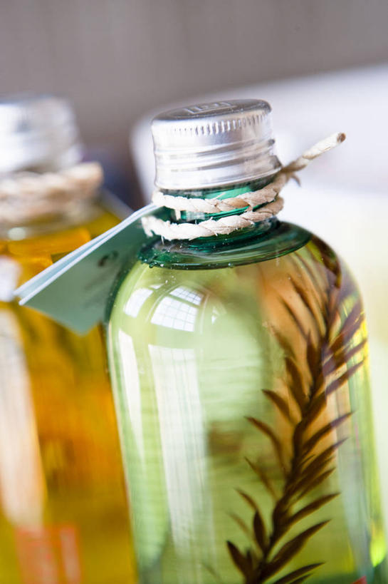 无人,竖图,室内,特写,白天,正面,静物,阴影,朦胧,模糊,反射,影子,玻璃制品,玻璃瓶,草绳,精油,瓶子,绳子,绳索,稻草绳,芳香植物,芳香油,挥发油,香精油,彩图