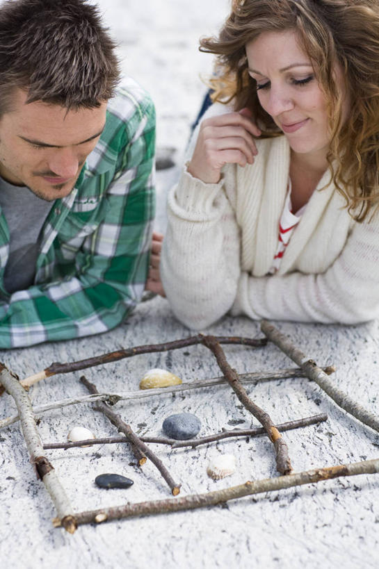 西方人,两个人,笑,微笑,竖图,室外,白天,正面,爱情,游戏,石头,沙滩,欧洲,欧洲人,阴影,服装,光线,木材,沙子,石子,影子,海岸,沙地,浪漫,玩,扭头,注视,休闲装,娱乐,木柴,衣服,阳光,低头,观察,看,趴着,转头,休闲,温暖,温馨,休闲服,恩爱,恋人,服饰,木料,观看,活动,和睦,察看,发泄,关注,消遣,智力,宣泄,男人,男性,女人,女性,中年男性,中年女性,白种人,情侣,海滩,石块,趴,玩耍,嬉戏,半身,彩图,井字游戏,连珠游戏,伴侣,融洽