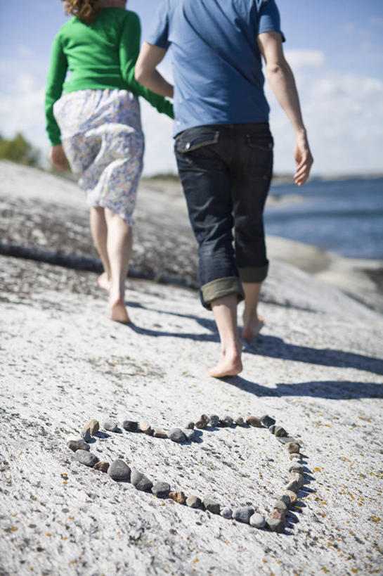 西方人,两个人,走,竖图,室外,白天,爱情,海浪,海洋,石头,沙滩,欧洲,欧洲人,牵,阴影,服装,爱心,光线,沙子,石子,影子,海岸,浪花,云,云朵,沙地,浪漫,云彩,休闲装,背面,衣服,蓝色,白云,蓝天,天空,阳光,海水,天,休闲,温暖,温馨,心形,休闲服,恩爱,恋人,服饰,晴朗,牵着,和睦,海景,男人,男性,女人,女性,中年男性,中年女性,白种人,心型,情侣,大海,风浪,海,海水的波动,海滩,近岸浪,石块,岩石,涌浪,晴空,步行,散步,走路,半身,彩图,伴侣,融洽