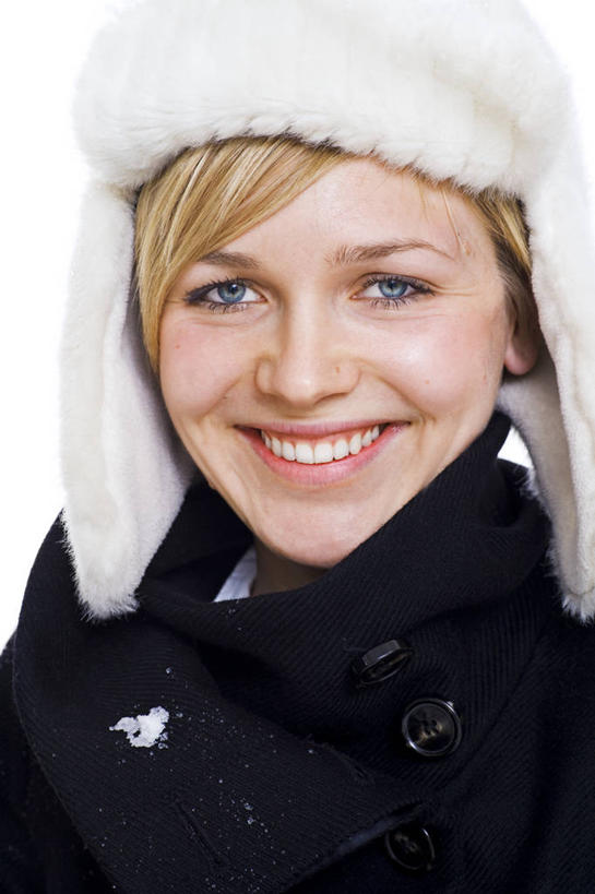 西方人,脸,头,脸颊,一个人,站,笑,微笑,露齿笑,竖图,室内,特写,白天,白色背景,正面,帽子,欧洲,欧洲人,仅一个年轻女性,仅一个女性,仅一个人,戴,服装,装饰,注视,休闲装,衣服,观察,看,站着,休闲,温暖,休闲服,摄影,服饰,影棚,观看,保暖,点缀,戴着,察看,御寒,关注,衬托,美观,棉帽,雷锋帽,年轻女性,女人,女性,白种人,头部,脸部,脸蛋,面部,站立,半身,彩图,影棚拍摄,拍摄