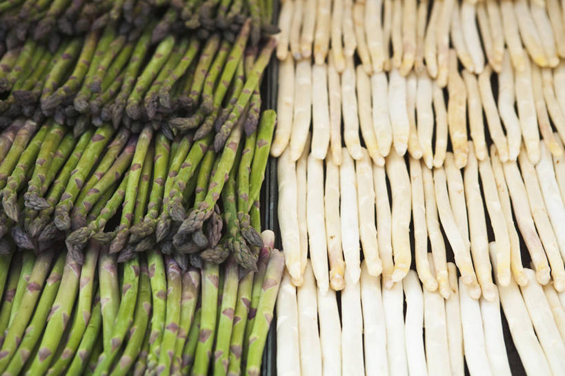 无人,菜场,横图,俯视,室外,特写,白天,购物,消费,芦笋,蔬菜,一排,许多,新鲜,整齐,白芦笋,绿芦笋,食品,集市,市场,很多,食物,排列,金融,有机食品,绿色食品,队列,选购,贸易,菜市,猪尾巴,药鸡豆子,石刁柏,蚂蚁杆,龙须菜,狼尾巴根,彩图,高角度拍摄,菜市场