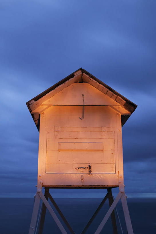 无人,家,木屋,竖图,室外,白天,仰视,旅游,度假,海浪,海洋,美景,挪威,欧洲,景观,浪花,乌云,云,阴天,云朵,云彩,娱乐,住宅,天空,自然,海水,天,享受,休闲,景色,放松,昏暗,阴沉,斯堪的纳维亚,自然风光,北欧,斯堪的那维亚,斯堪的那维亚半岛,斯堪的纳维亚半岛,海景,挪威王国,松恩.菲尤拉讷,松恩.菲尤拉讷郡,大海,风浪,海,海水的波动,近岸浪,涌浪,彩图,低角度拍摄,茅舍,茅屋,棚屋,小木屋,小屋