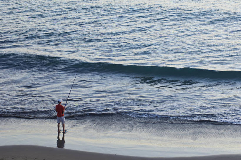 西方人,一个人,站,横图,俯视,室外,白天,旅游,度假,海浪,海洋,美景,沙滩,钓鱼竿,西班牙,欧洲,欧洲人,仅一个男性,仅一个人,仅一个中年男性,握,服装,沙子,海岸,景观,浪花,沙地,拿,拿着,休闲装,娱乐,衣服,红色,自然,海水,站着,享受,休闲,休闲服,景色,放松,握着,服饰,渔具,加纳利群岛,南欧,自然风光,加那利群岛,海景,西班牙王国,大加纳利岛,男人,男性,中年男性,白种人,钓竿,鱼竿,大海,风浪,海,海水的波动,海滩,近岸浪,涌浪,站立,彩图,高角度拍摄,全身,钓鱼
