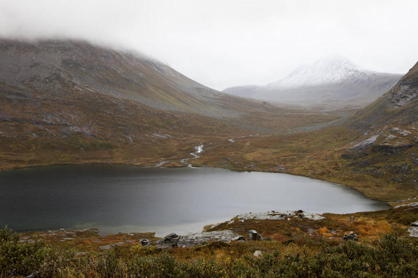 无人,横图,室外,白天,正面,旅游,度假,湖,湖泊,石头,美景,山,山脉,水,植物,雾,挪威,欧洲,枯萎,朦胧,模糊,石子,湖面,景观,山峰,水流,水面,枯草,拂晓,黎明,山峦,娱乐,草,黄色,天空,自然,湖水,群山,天,享受,休闲,景色,放松,迷雾,斯堪的纳维亚,自然风光,北欧,斯堪的那维亚,斯堪的那维亚半岛,斯堪的纳维亚半岛,挪威王国,石块,岩石,大雾,彩图