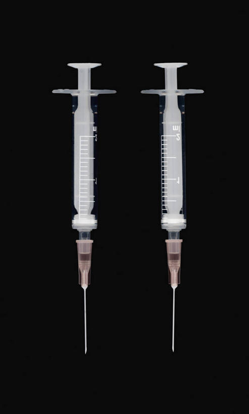 无人,竖图,俯视,室内,特写,白天,静物,黑色背景,锐利,两个,针管,针筒,注射,摄影,影棚,医疗,医疗设备,锋利,注射器,尖锐,尖利,犀利,厉害,彩图,高角度拍摄,影棚拍摄,拍摄