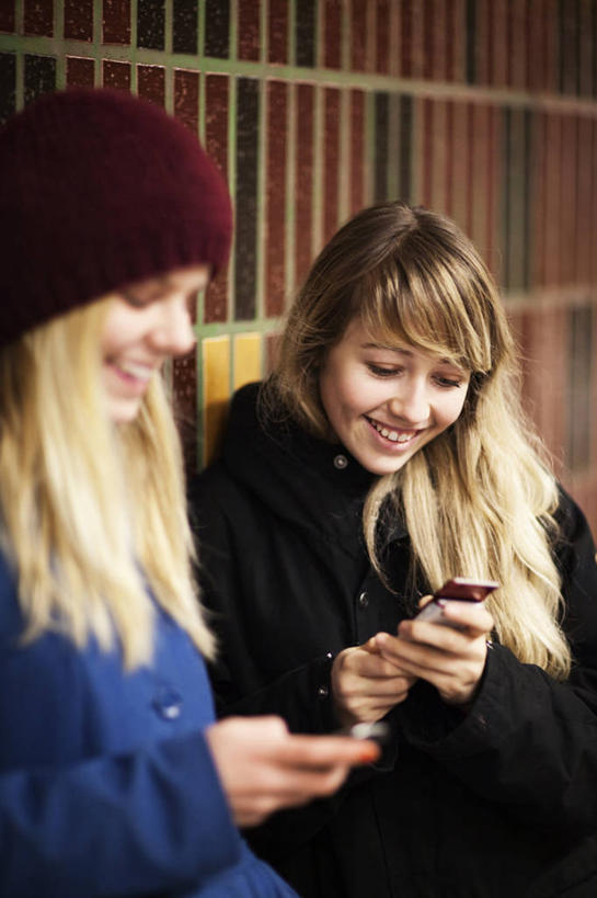 西方人,两个人,伙伴,朋友,站,笑,打电话,微笑,露齿笑,竖图,室外,白天,正面,友谊,电话,帽子,手机,欧洲,欧洲人,握,服装,朦胧,模糊,墙,拿,拿着,注视,休闲装,通讯设备,墙壁,墙面,衣服,观察,看,站着,休闲,休闲服,握着,服饰,观看,察看,关注,棉帽,交流,友情,年轻女性,女人,女性,白种人,沟通,通话,站立,半身,彩图,两部