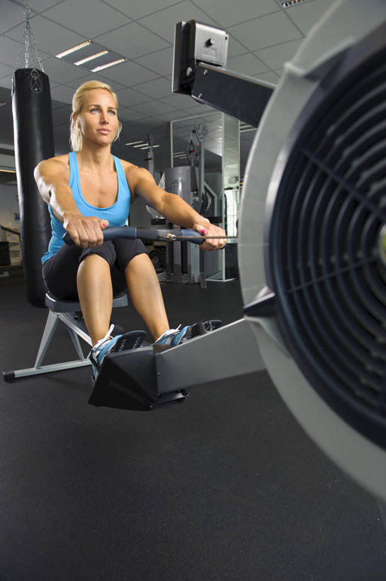 西方人,一个人,健身房,坐,竖图,室内,白天,正面,运动鞋,锻炼,运动,鞋子,欧洲,欧洲人,仅一个女性,仅一个人,握,阴影,服装,反射,背心,影子,拿,拿着,注视,娱乐,运动器械,衣服,蓝色,观察,看,仅一个中年女性,享受,休闲,健身器械,放松,握着,服饰,观看,休闲鞋,察看,衣着,穿着,关注,健身器材,室内运动,衣饰,划船器,划船机,女人,女性,中年女性,白种人,坐着,彩图,全身,健身,健身馆,运动器材