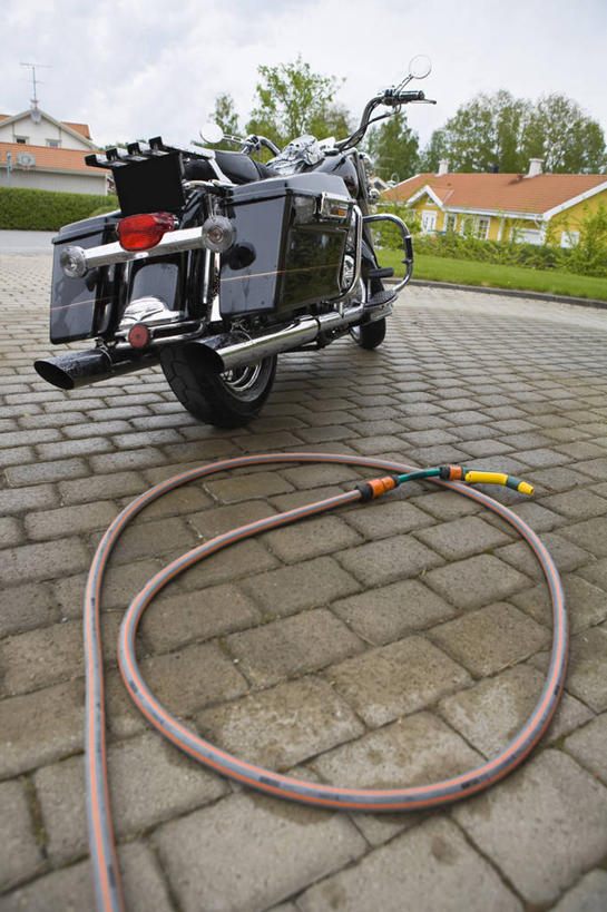 无人,竖图,室外,白天,正面,旅游,度假,草地,草坪,美景,植物,道路,路,摩托车,瑞典,欧洲,一辆,塑料,景观,小路,交通,首都,娱乐,水管,车,草,树,树木,蓝色,绿色,蓝天,天空,自然,塑料制品,交通工具,天,享受,休闲,车牌,景色,放松,凭证,生长,晴朗,成长,软管,斯堪的纳维亚,自然风光,载具,北欧,斯德哥尔摩,斯堪的那维亚,斯堪的那维亚半岛,斯堪的纳维亚半岛,万里无云,首府,牌照,瑞典王国,斯德哥尔摩省,汽车牌照,行车凭证,晴空,晴空万里,彩图