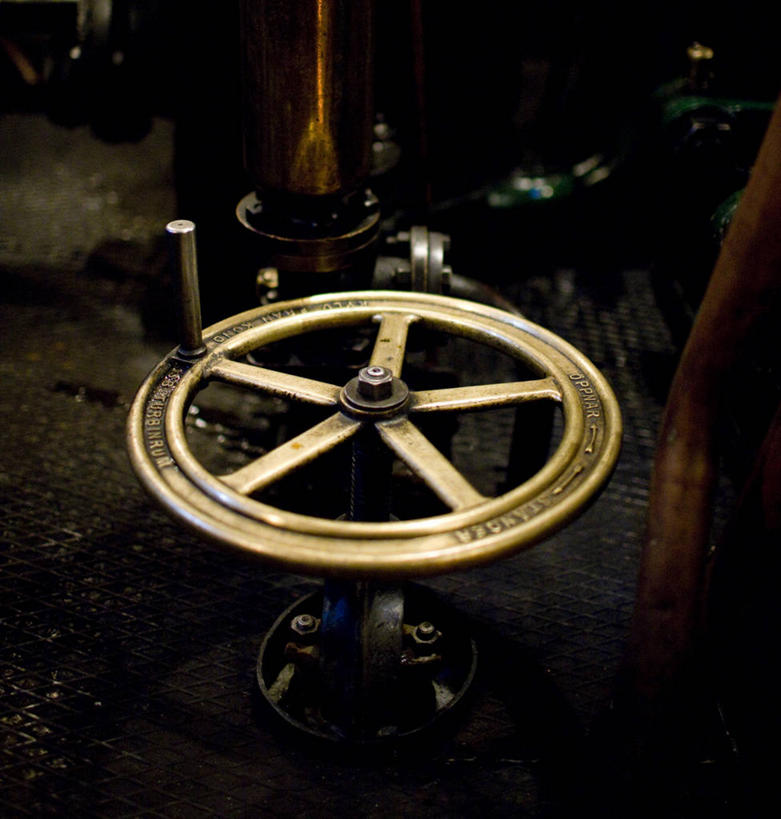 无人,竖图,俯视,室内,特写,白天,机器,仪器,轮船,船,一艘,阴影,反射,影子,设备,方向盘,交通工具,驾驶,行驶,控制,载具,彩图,高角度拍摄,蒸汽轮船