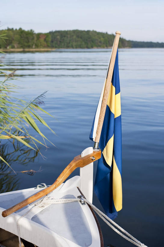 无人,交叉,竖图,室外,白天,正面,旅游,度假,海浪,海洋,美景,植物,船,芦苇,旗帜,国旗,叶子,瑞典,欧洲,一面,阴影,条纹,光线,影子,景观,浪花,木船,粽叶,绿叶,娱乐,树,树木,黄色,蓝色,绿色,蓝天,天空,阳光,自然,海水,交通工具,天,享受,休闲,嫩叶,景色,放松,生长,晴朗,成长,舟,斯堪的纳维亚,自然风光,载具,北欧,斯堪的那维亚,斯堪的那维亚半岛,斯堪的纳维亚半岛,海景,万里无云,箬叶,芦苇叶,相交,交集,瑞典王国,叶,叶片,旗,大海,风浪,海,海水的波动,近岸浪,涌浪,晴空,晴空万里,彩图,瑞典国旗