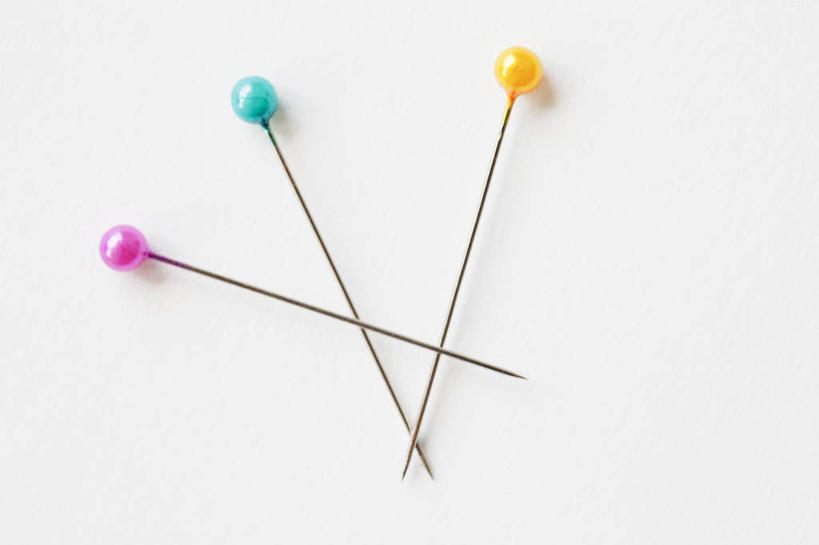 无人,横图,俯视,室内,特写,白天,白色背景,生活用品,静物,三根,阴影,反射,影子,办公用品,文具,粉色,黄色,蓝色,学习用品,日用品,摄影,影棚,文具用品,彩图,高角度拍摄,影棚拍摄,拍摄,大头针