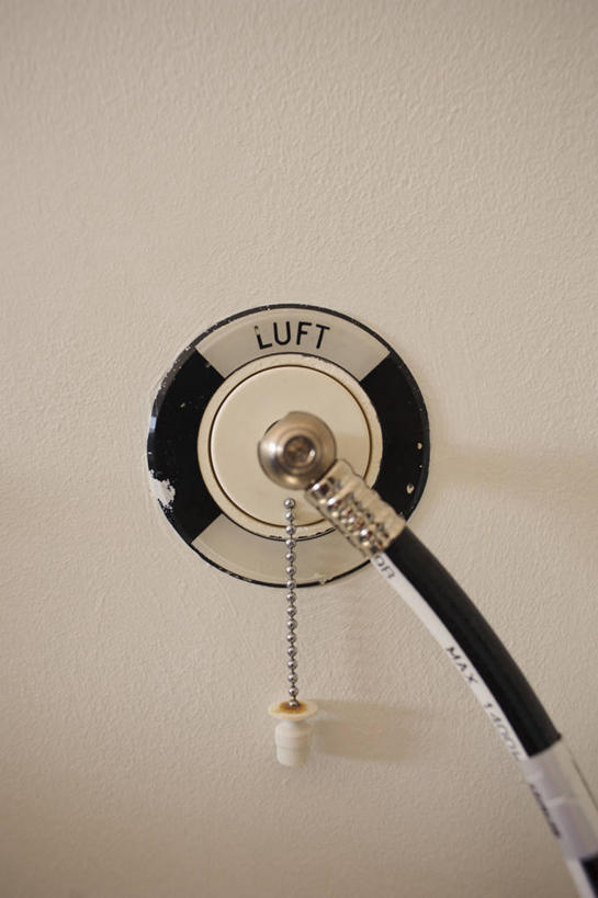 无人,竖图,室内,特写,白天,白色背景,正面,静物,阴影,反射,英文,标志,文字,影子,字符,字母,标识,管道,摄影,影棚,英文字母,医疗,医疗设备,医疗器械,氧气管,彩图,影棚拍摄,拍摄